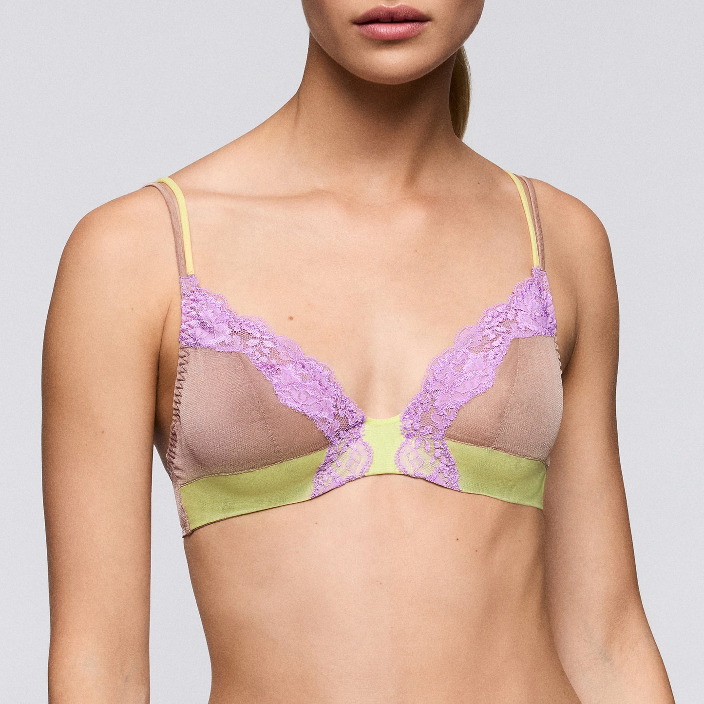 Sarda Bremer plunge bh make-up