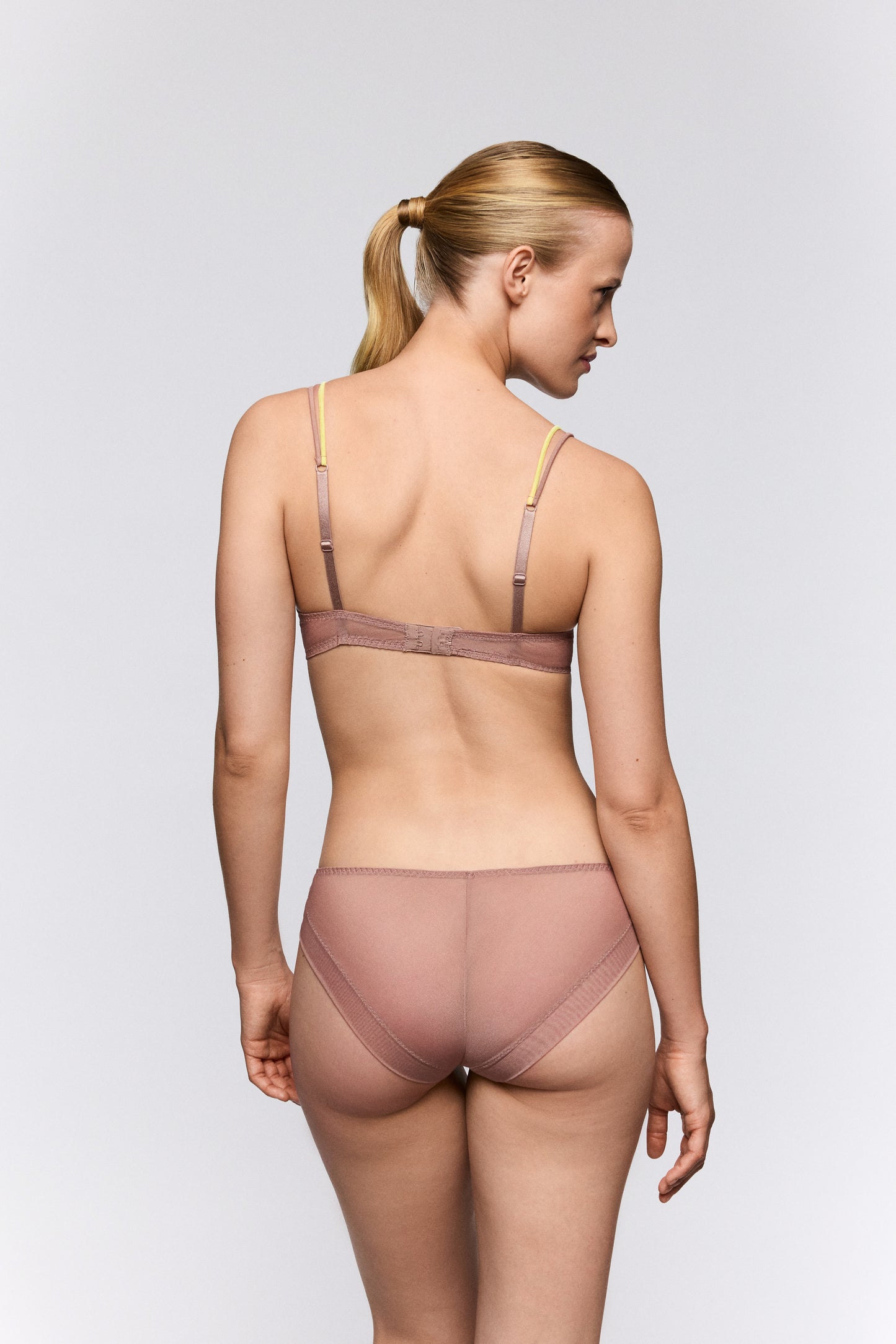 Sarda Bremer voorgevormde plunge bh make-up