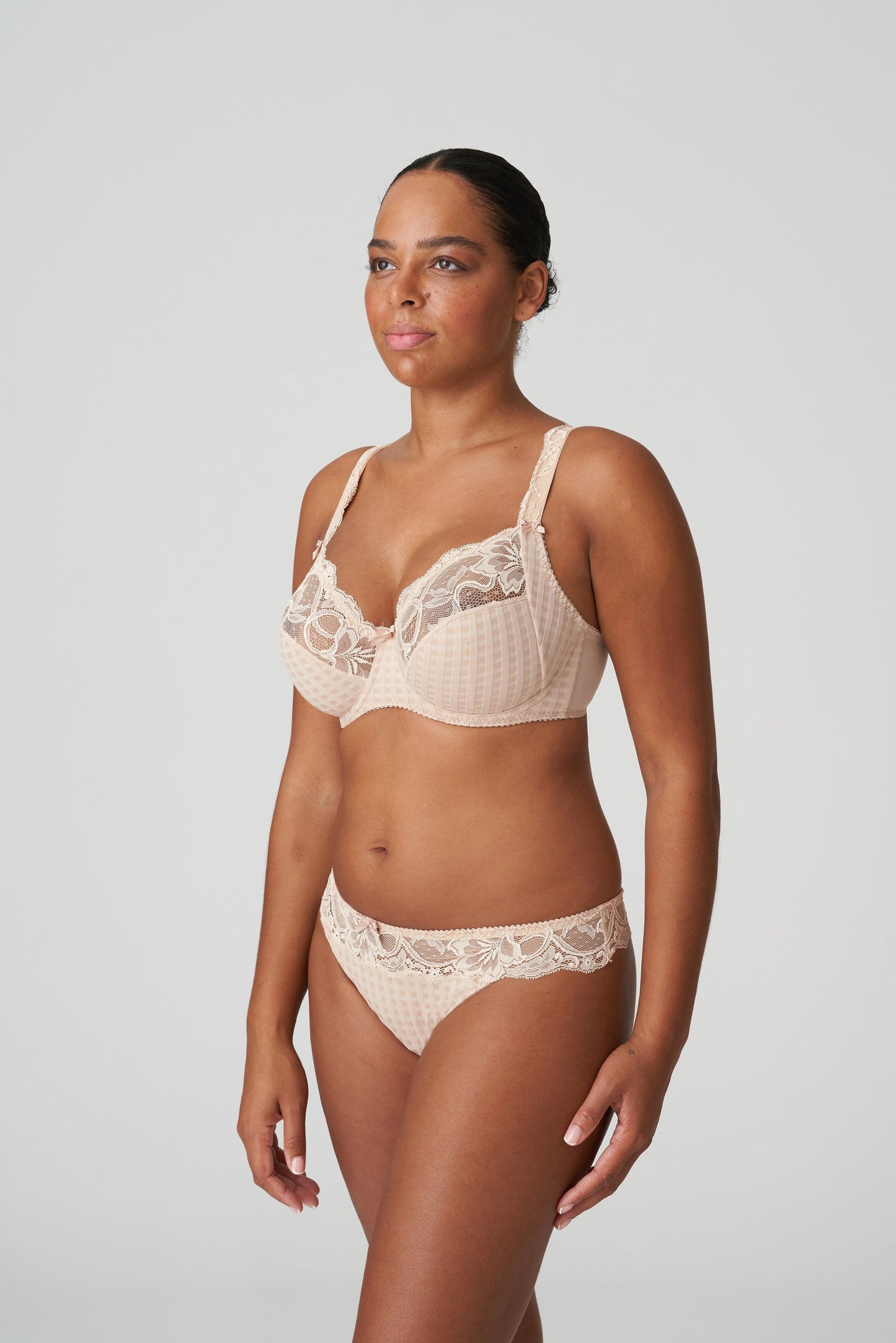 PrimaDonna Madison string caffé latte - Lingerie Valentijn